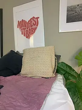 Lilith_dh - on all fours without panties 🤤😏