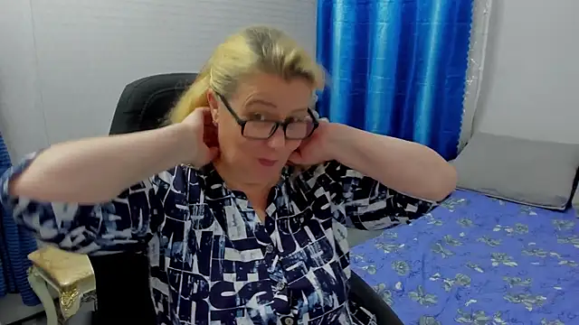 Frau_Marta - down to underwear