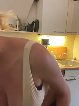 Barbiplaymate - Lt gets 2 spicy pics pm