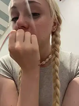 Badblondie - EXPOSE MY PANTIES COLOR IN MALL