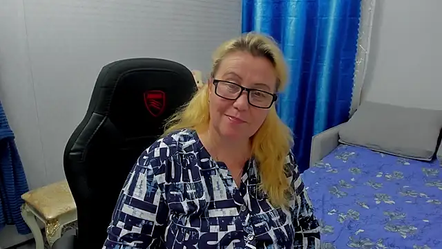 Frau_Marta - down to underwear