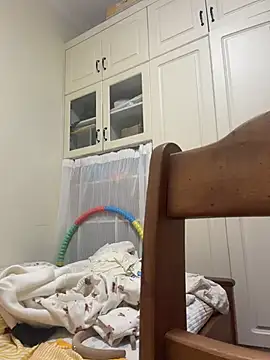 Saozi666 - 完成可选：口交黑鸡吧、口叼内裤、小粉插入M腿、开双插票、挤奶水、全裸呼啦圈