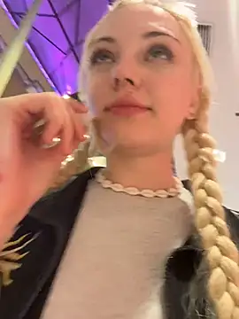 Badblondie - EXPOSE MY PANTIES COLOR IN MALL