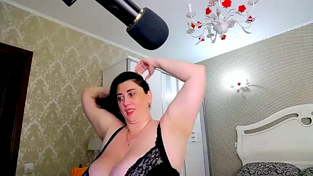 Evelyn_Shy - bare chest 200