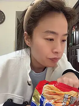 Saozi666 - 完成可选：口交黑鸡吧、口叼内裤、小粉插入M腿、开双插票、挤奶水、全裸呼啦圈