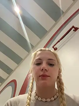 Badblondie - EXPOSE MY PANTIES COLOR IN MALL