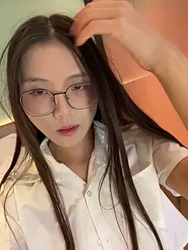 Yue-ai - 倒立一字马比心