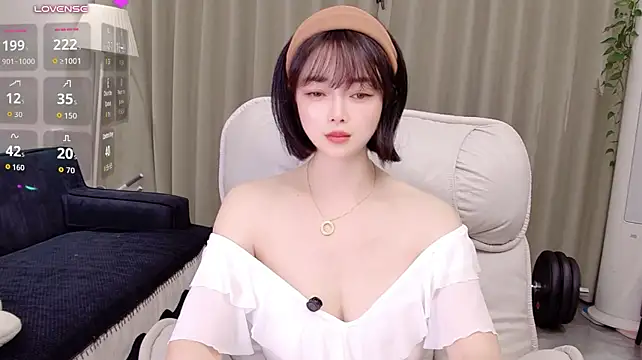 Uikyy1 - 大师和我说，我会为情所困，我一直以为是爱情，没想到是行情