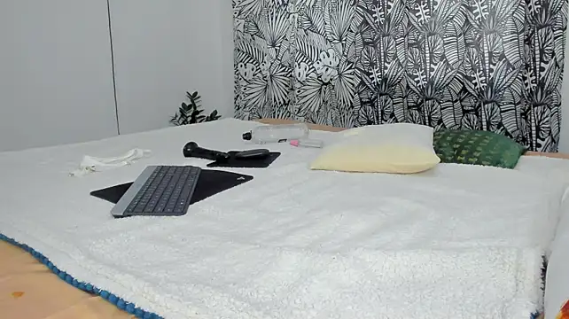 Marie_marie03 - tease my ass with you finger