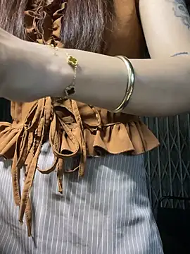 _AnneMia_ - Open chest