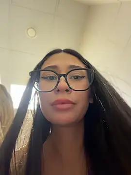 Aria51 - finger slide between naked pussylips🚌💦
