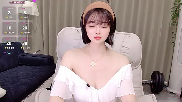 Uikyy1 - 大师和我说，我会为情所困，我一直以为是爱情，没想到是行情