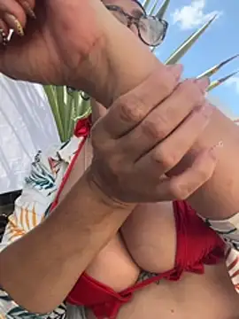Star_anastasia - Rub clit in beach