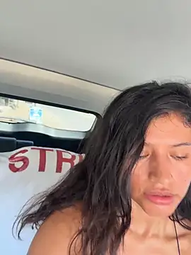 Sexi_noemi - masturbating my pussy while naked