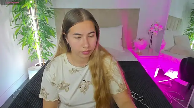 Elaria_ - an air kiss