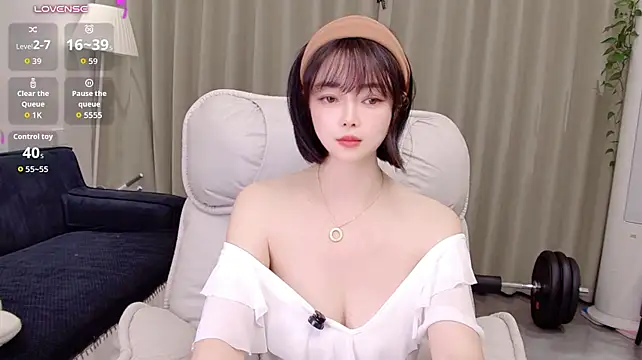Uikyy1 - 大师和我说，我会为情所困，我一直以为是爱情，没想到是行情