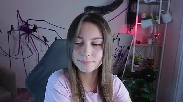Luna_m00n - nipples close to camera (in clothes)