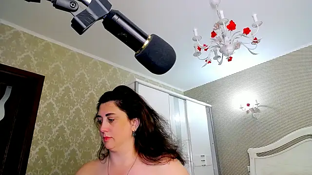 Evelyn_Shy - bare chest 200