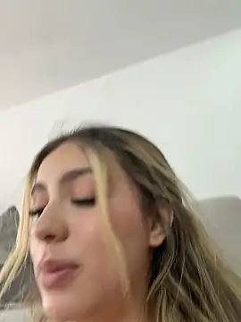 Cloee_Rainbow1 - Let us see those pretty tits 👀🍒🍒🤤🔥