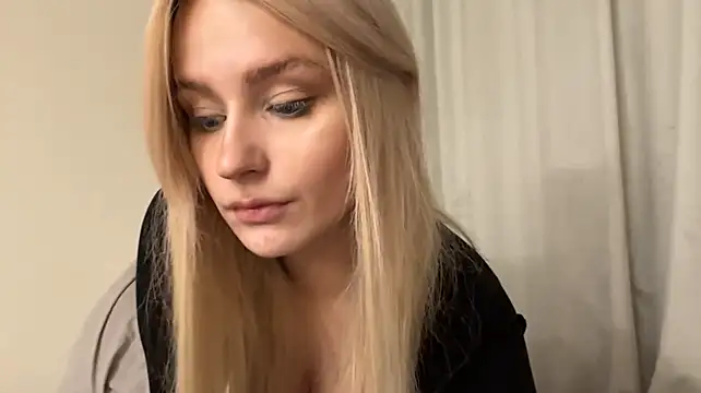 Real_anna - Play with my nipples in clothes