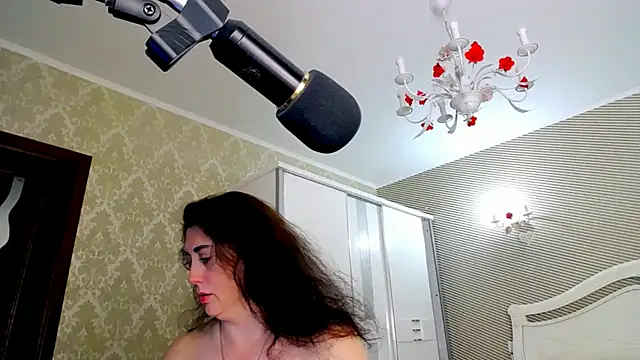 Evelyn_Shy - bare chest 200