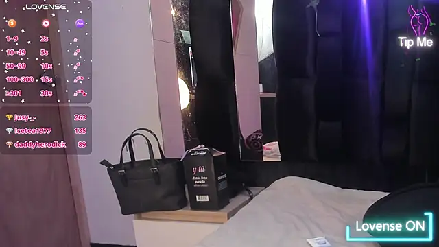Agata_wazegp - Squeezing my tits and flashing