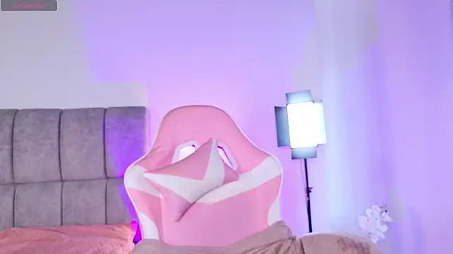 Melanie_hills - play with nipples