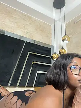 YallianaBrooks - Show boobs + pinch 🥵