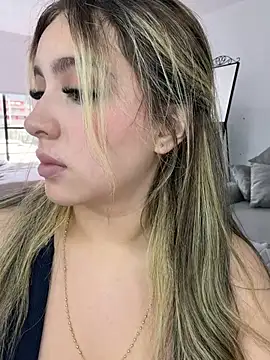 Cloee_Rainbow1 - Let us see those pretty tits 👀🍒🍒🤤🔥