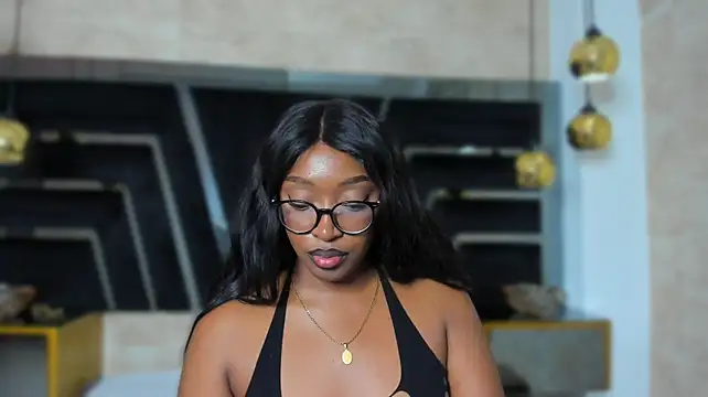 YallianaBrooks - Spanks with both hands🥵