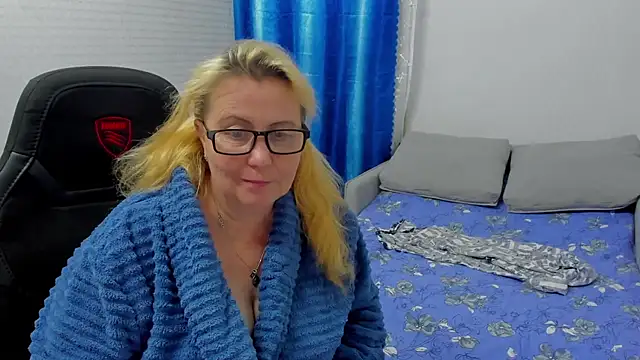Frau_Marta - down to underwear
