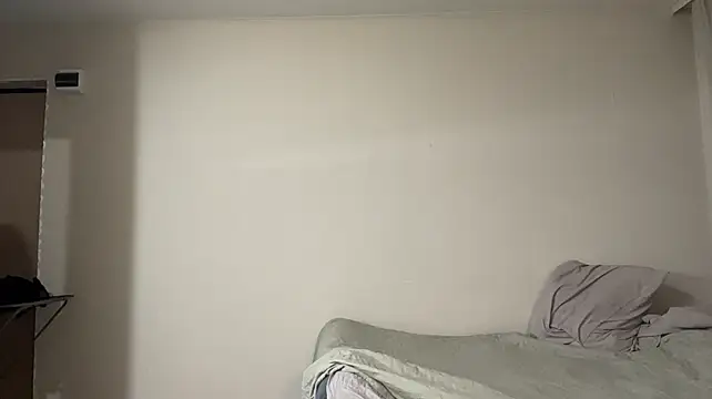 Real_anna - Play with my nipples in clothes