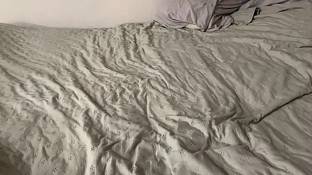 Real_anna - Play with my nipples in clothes