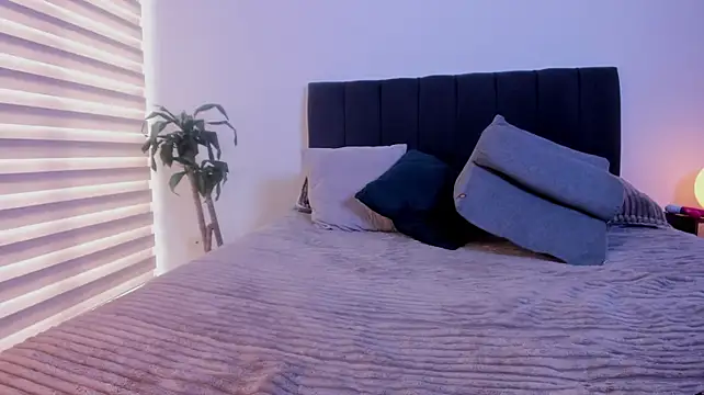 SweetCatii - Playing with My Domi 😏 sexy moves