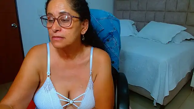 Juanitaaxooxx - show big tittys and lick nipples