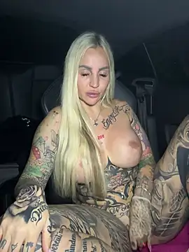 CoraDiamond - DILDOFUCK IN THE CAR 🥵
