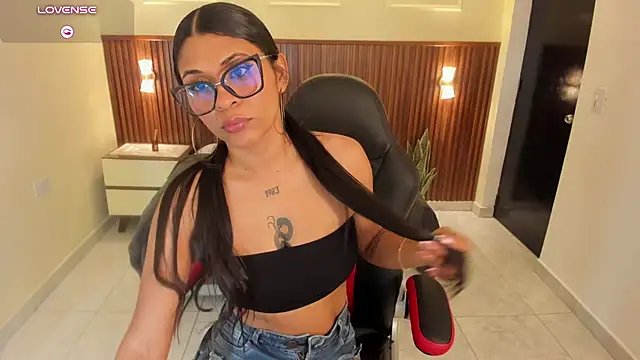 YARA_SHINE2 - show pussy