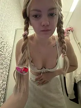 Elsawhere - squeeze yummy boobies🍒🚎