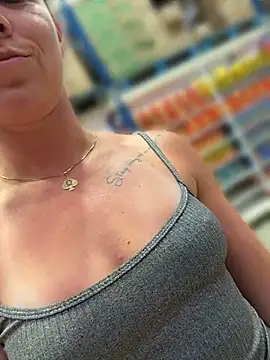 SuhHWhotwife - Consolo no cuzinho no pátio do mercado