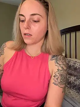 Jaseyrae - Pussy squats over cam!