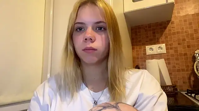 EmeliaNehring - lick lips close to cam