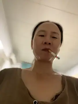 Li61316 - 完成目莉莉在办公室的楼梯上尿尿！有哥哥会支持的吗？