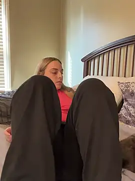 Jaseyrae - Pussy squats over cam!