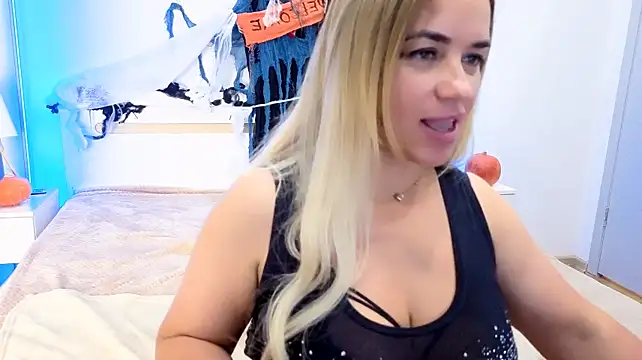 JuicyMillena - the pussy is close