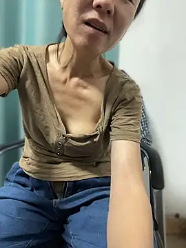 Li61316 - 完成目莉莉在办公室的楼梯上尿尿！有哥哥会支持的吗？