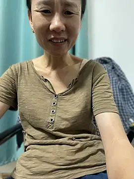 Li61316 - 完成目莉莉在办公室的楼梯上尿尿！有哥哥会支持的吗？