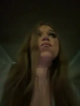 Hannah-2007 - Hot nippel play (strangers around)😱😬😰