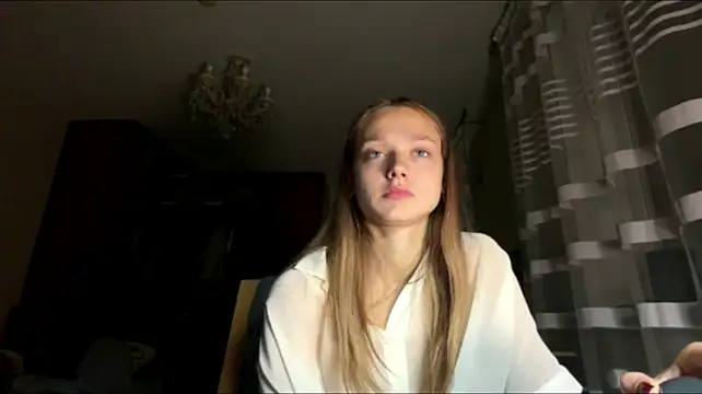Romy_Grei - squeeze ass