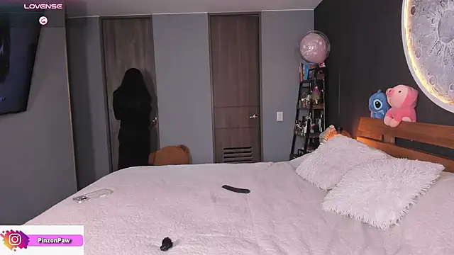 Sarajames - dildo in pussy