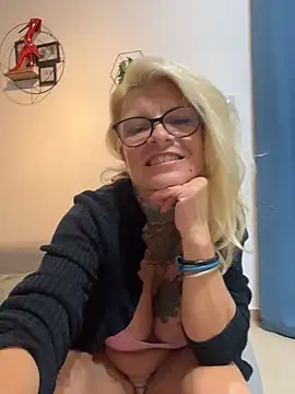 Solara_Vee - Dildó a cicik közé. :)